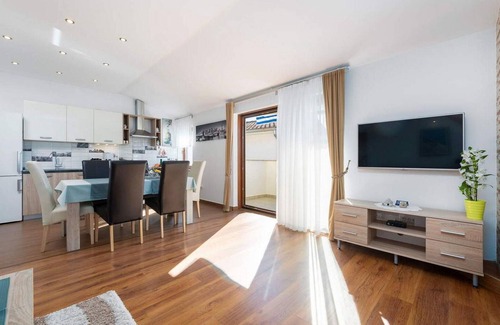 Nova Vas Apartment | Cozy apartment in Porec with WiFi