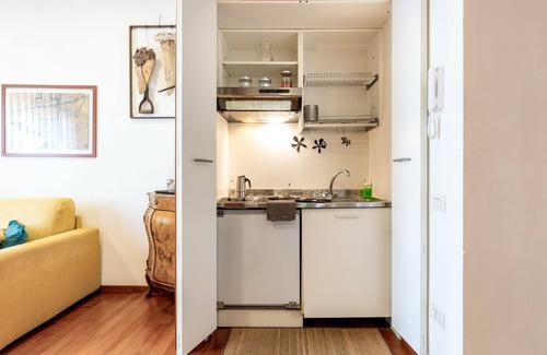 Celio Apartment | Cozy Apartment in St. John - Yellow