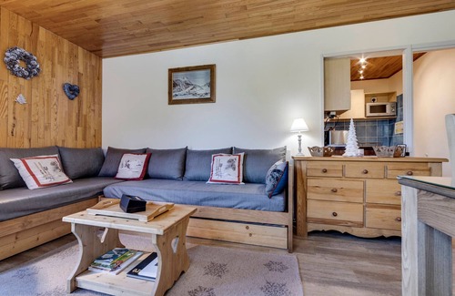 Le Lavachet Apartment | Cozy Apartment Near the Slopes with Balcony and Modern Amenities