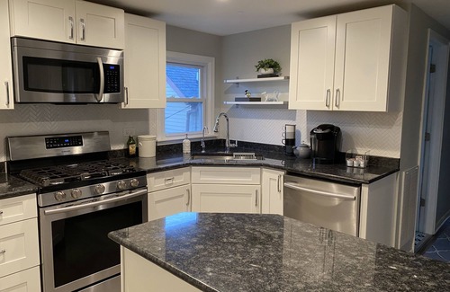 Downers Grove Apartment | Cozy apartment right in Downtown Downers Grove