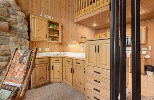 Lake Shore Condo | Cozy Apartment w/Lake Access + Pool & Trails