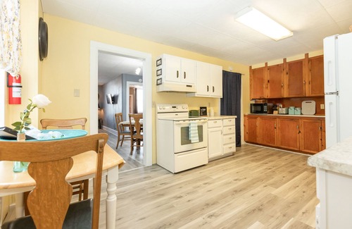 Wabasha Apartment | Cozy Apartment with Deck 1 Min. from Mississippi River & National Eagle Center.