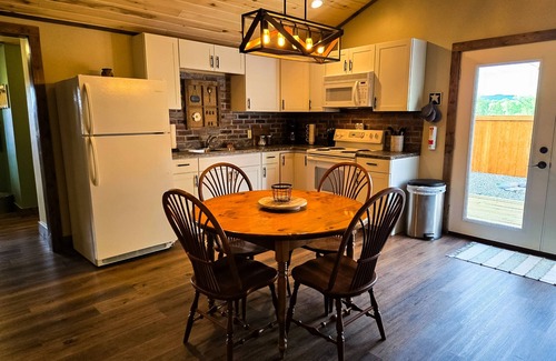 Del Norte Apartment | Cozy apartment with full kitchen, patio, grill & convenient location