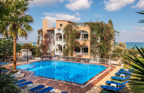 Hersonissos Centre Apartment | Cozy Apartment with garden or pool view