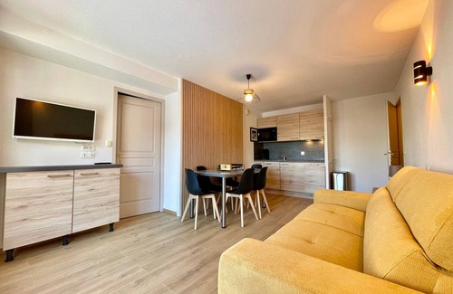 Flumet Apartment | Cozy apartment with pool and parking, at the foot of the slopes