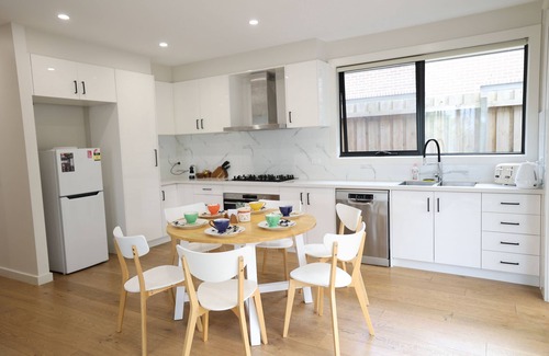 Mount Waverley House | Cozy & Art Retreat @ Mt Waverley