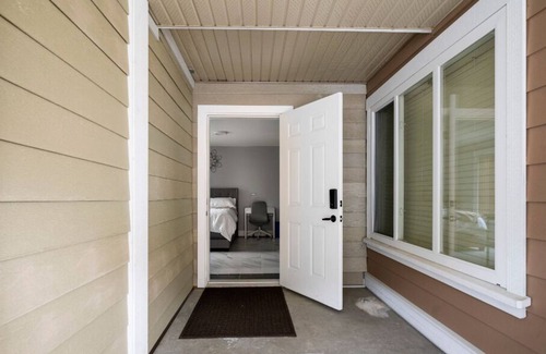 Saanich West House | Cozy Bachelor Suite with Full Kitchen/Free Parking