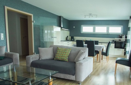 Jebenhausen Apartment | Cozy basement apartment with sauna, gym and garden in Göppingen