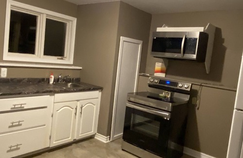Yarmouth House | cozy basement Pet friendly proximity to popular attractions wireless internet