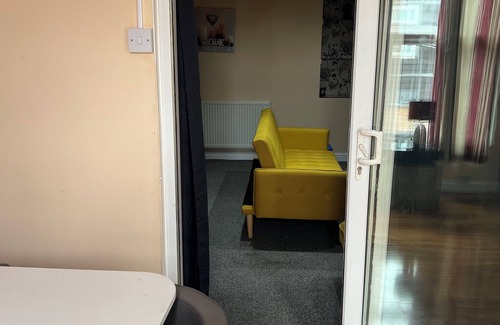 Basildon House | Cozy Basildon Retreat with 3 Bedrooms free parking