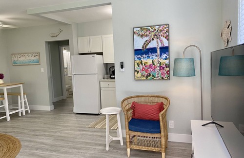 Lauderdale-by-the-Sea Apartment | Cozy Beach Apt - steps to the beach ☀️