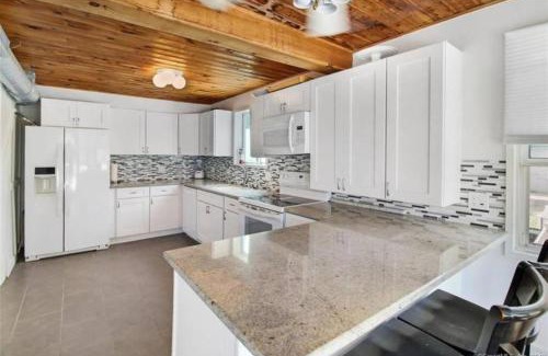Momauguin House | Cozy Beach - Direct Waterfront!