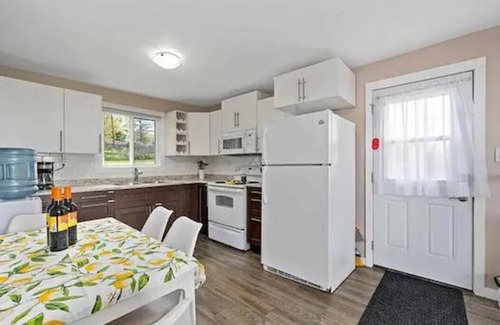 Carrying Place Cottage | Cozy Beachfront Cottage Prince Edward County