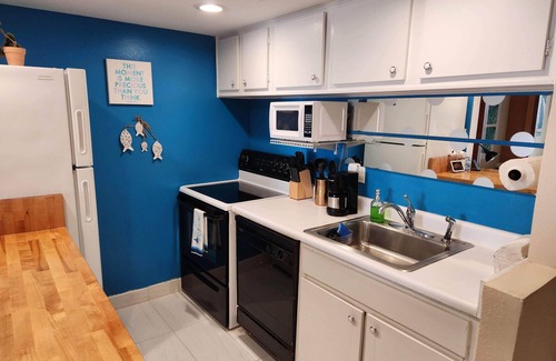 Galveston Apartment | Cozy Beachfront studio near Top places: Galveston Seawall