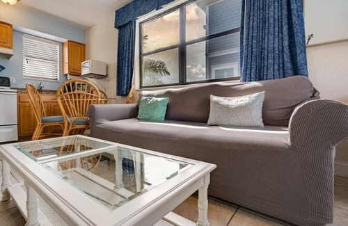 Redington Beach Condo | Cozy Beachside Getaway with Vintage Charm
