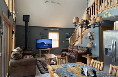Lake Arrowhead Ski Chalet | Cozy Bear's Den Chalet w/Hot Tub & Fire-pit close to Hiking Skiing Snowmobiling!