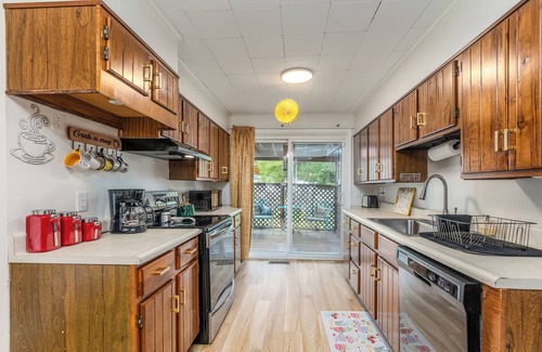 Mount Vernon House | Cozy Bee Hive Cheerful Stay Near Town