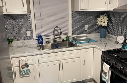 Mitchell House | Cozy Blu Oasis, 3/2 home in tranquil Florissant with all your stay needs.