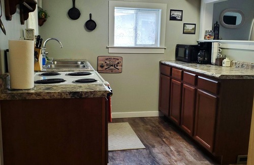Greenville Cottage | Cozy Blue Cottage With Access To All Sports Lake.