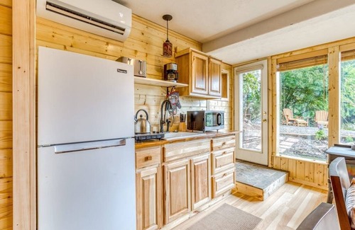 Stevenson Apartment | Cozy Blueberry Cottage Studio Stevenson, king bed, kitchenette, p