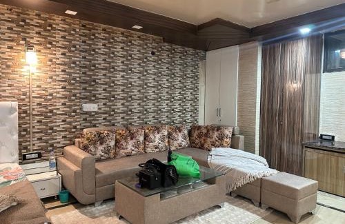 New Delhi Apartment | Cozy Bohemian Studio Apartment - GK2 South Delhi, near M Block Market
