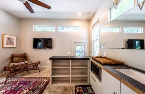 Brentwood House | Cozy Boho Guesthouse + Rooftop Deck in the Trees