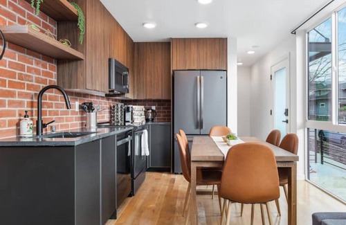 Minor House | Cozy Brand New 2B2B Space Needle View Pet Friendly
