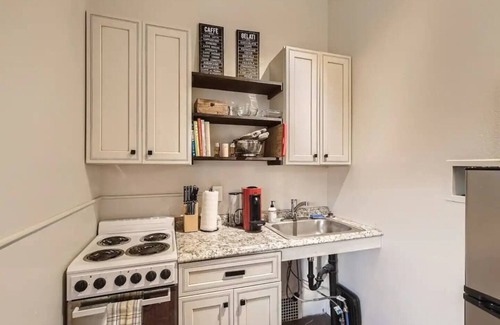 Baker Apartment | Cozy Bright 2nd Floor Guest Suite - Pet Friendly!nn