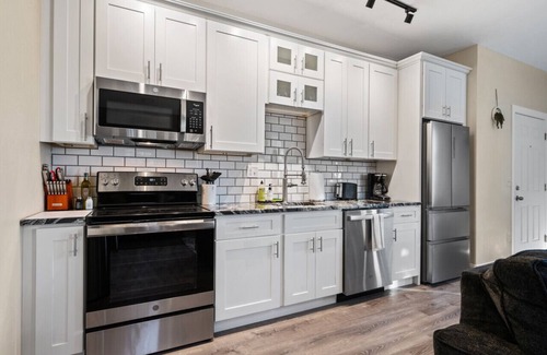 East Liberty Apartment | Cozy & Bright King Bed Suite w/Free Parking!