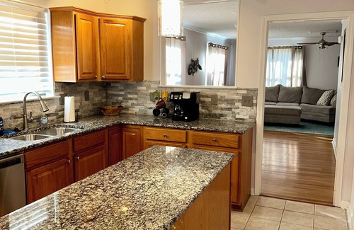 Little Rock House | Cozy Bungalow 3bdrm, 2.5ba, Hot Tub, Fenced Yard