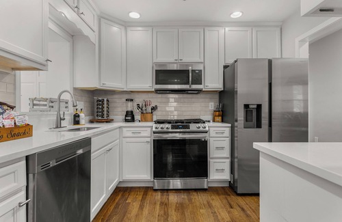 University District House | Cozy Bungalow in Highland Park