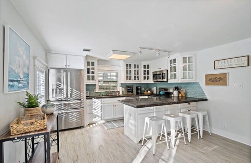 Clear Lake Shores House | Cozy Bungalow with Deck, Near Kemah Boardwalk