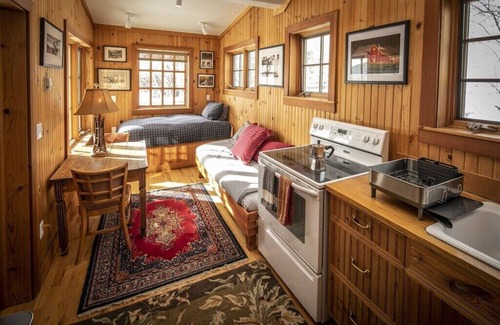 New Castle Cabin | Cozy Bunkhouse and Creekside Sauna Cabin next to the National Forest.