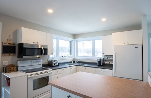 Saint-Raymond Ski Chalet | Cozy by the lake Sept-Iles
