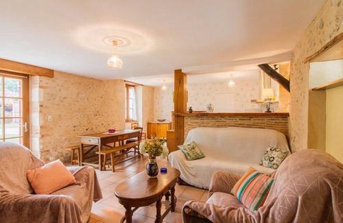 Saint-Crepin-d'Auberoche Cottage | Cozy Countryside Home Near Périgueux with Garden, BBQ, and Family Amenities