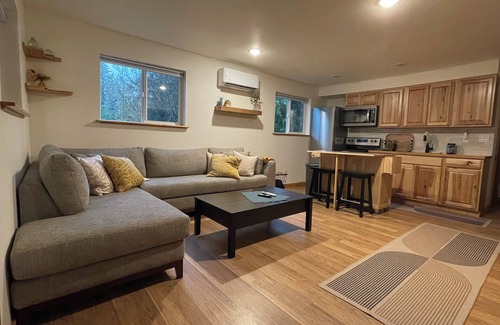 Marmot Cabin | Cozy cabin 1 mile to Sandy Ridge Bike Park, with RV hook up and EV charger.