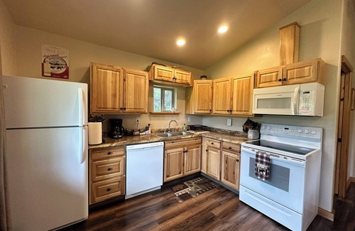 Coram Cabin | Cozy Cabin close to the West Entrance to Glacier National Park