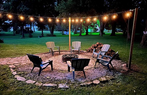 Briggsville Cabin | Cozy Cabin ~ Deck ~ Fire Pit ~ 10 Min to Dells