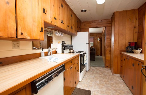 Old Bend House | Cozy Cabin Directly on Mirror Pond - Deschutes River!