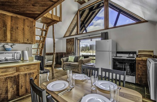 Akron Cabin | Cozy Cabin Getaway