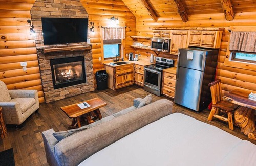 Millersburg Cabin | Cozy Cabin Getaway with Fireplace, Kitchen, Jacuzzi Tub - Sleeps 2
