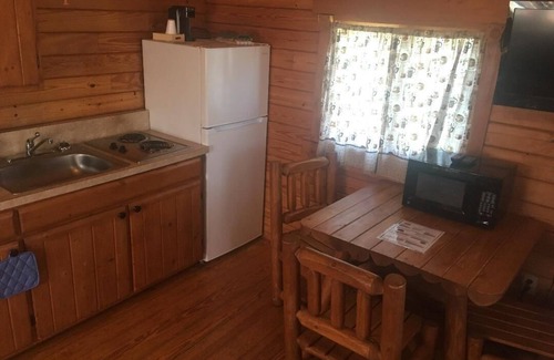 Argillite Cabin | Cozy cabin hideaway with kitchen