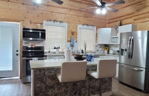 Navarro County Cabin | Cozy cabin in countside/family- Friendly/outdoor grill/camping/near lakes