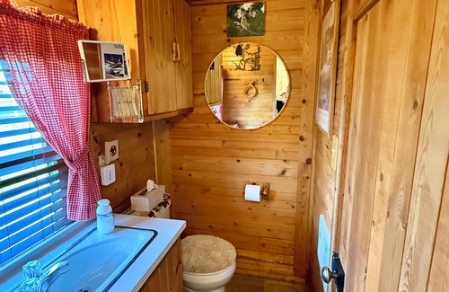 Longmont Cabin | Cozy cabin in Longmont, dog friendly, near to CU, CSU, UNC and RMNP. WiFi, AC