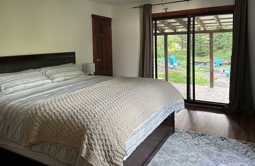 Severn Bridge Cottage | Cozy Cabin in the Woods near the Lake