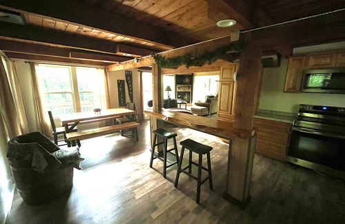 Murray Cabin | Cozy Cabin in the hills of Kentucky Lake. Family getaway or relaxing escape!