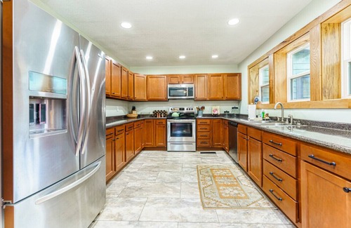 Ashley Oaks House | Cozy Cabin in the Woods w/Playroom, Deck & Lounge