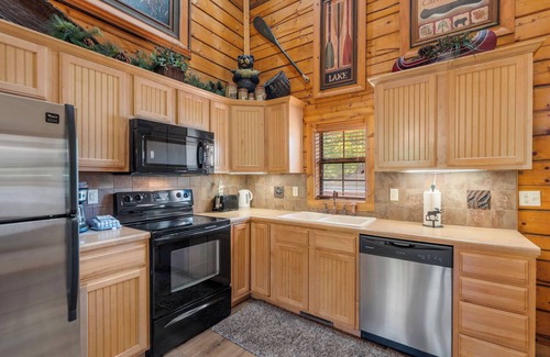Branson Theater District Cabin | Cozy Cabin Near 76 Strip Pool & Games