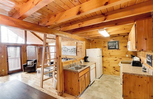 Gatlinburg - Pigeon Forge Cabin | Cozy Cabin Near Dollywood w/Hot Tub & Games