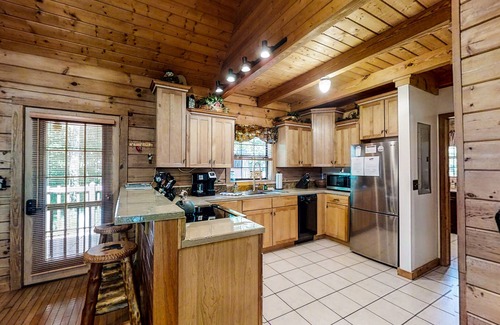 New Tazewell Cabin | Cozy cabin near Norris Lake with a porch, firepit, gas fireplace & jetted tub